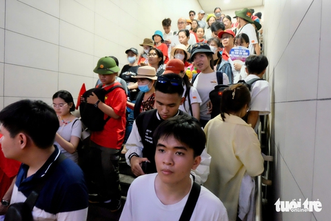 Sau lễ diễu binh, dòng người đổ về các ga, metro số 1 xả cổng đón khách - Ảnh 3.
