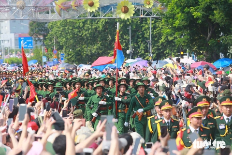 Đoàn diễu binh xuống phố, chiến sĩ đi giữa vòng tay người dân - Ảnh 16. diễu binh - Ảnh 18.