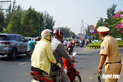 Người dân ùn ùn về quê, cầu Rạch Miễu lại kẹt xe - Ảnh 3.