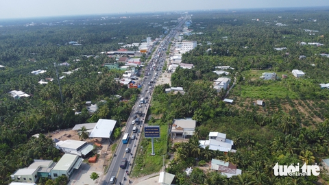 Người dân ùn ùn về quê, cầu Rạch Miễu lại kẹt xe - Ảnh 4.