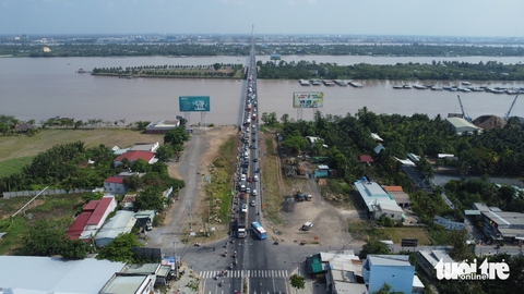 Người dân ùn ùn về quê, cầu Rạch Miễu lại kẹt xe - Ảnh 5.