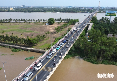 Người dân ùn ùn về quê, cầu Rạch Miễu lại kẹt xe - Ảnh 6.