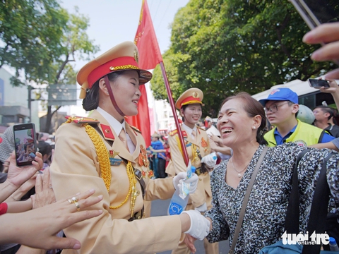 Đoàn diễu binh xuống phố, chiến sĩ đi giữa vòng tay người dân - Ảnh 16. diễu binh - Ảnh 19.