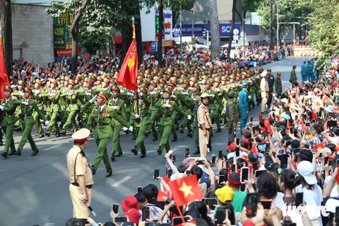 Đoàn diễu binh xuống phố, chiến sĩ đi giữa vòng tay người dân - Ảnh 4. diễu binh - Ảnh 4.