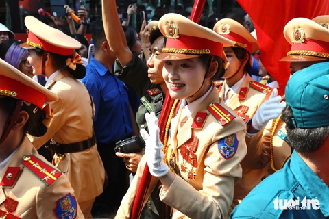 Đoàn diễu binh xuống phố, chiến sĩ đi giữa vòng tay người dân - Ảnh 19. Đoàn diễu binh xuống phố, trùng trùng đoàn quân đi trong vòng tay nhân dân - Ảnh 20.
