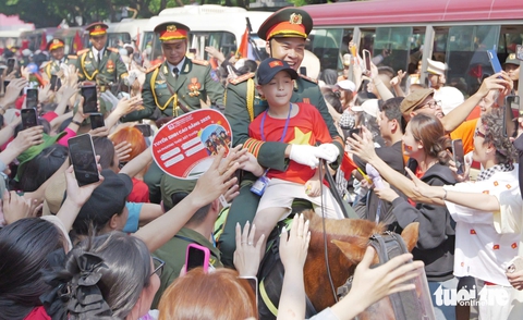 Đoàn diễu binh xuống phố, chiến sĩ đi giữa vòng tay người dân - Ảnh 12. diễu binh - Ảnh 12.
