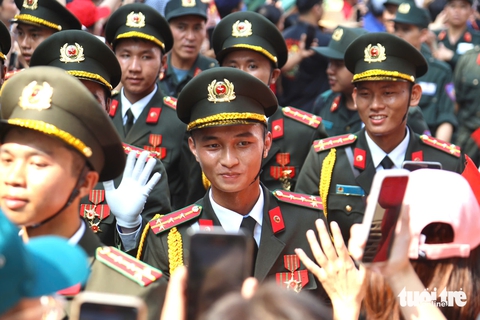 Đoàn diễu binh xuống phố, chiến sĩ vui mừng bắt tay người dân - Ảnh 20. Đoàn diễu binh xuống phố, trùng trùng đoàn quân đi trong vòng tay nhân dân - Ảnh 21.