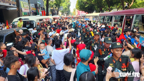 Đoàn diễu binh xuống phố, trùng trùng đoàn quân đi trong vòng tay nhân dân - Ảnh 27. diễu binh - Ảnh 27.