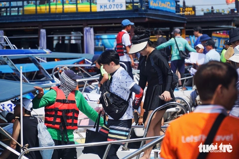 Du khách đổ về Nha Trang ngày đầu nghỉ lễ 30-4 và 1-5, tour biển đảo bắt đầu nhộn nhịp - Ảnh 1. Nha Trang - Ảnh 1.