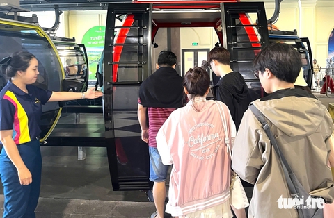 Du khách đổ về Nha Trang ngày đầu nghỉ lễ 30-4 và 1-5, tour biển đảo bắt đầu nhộn nhịp - Ảnh 4. Nha Trang - Ảnh 4.