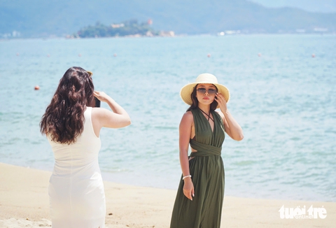 Du khách đổ về Nha Trang ngày đầu nghỉ lễ 30-4 và 1-5, tour biển đảo bắt đầu nhộn nhịp - Ảnh 5. Du khách đổ về Nha Trang ngày đầu nghỉ lễ 30-4 và 1-5, tour biển đảo bắt đầu nhộn nhịp - Ảnh 5.