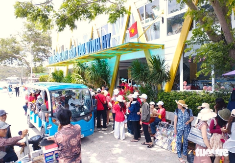Vịnh Vĩnh Hy chật kín du khách trong ngày đầu nghỉ lễ 30-4 và 1-5 - Ảnh 1.