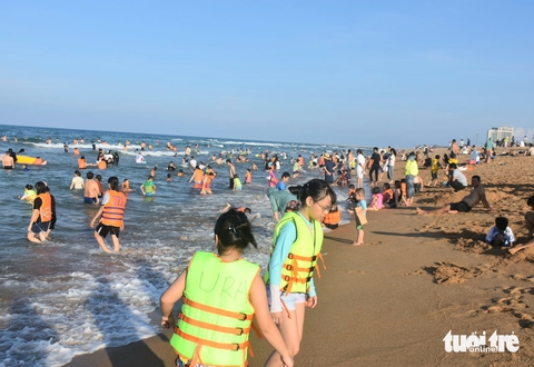 Đông đảo du khách Đắk Lắk xuống biển Phú Yên 'giải nhiệt' dịp lễ 30-4 - Ảnh 4.