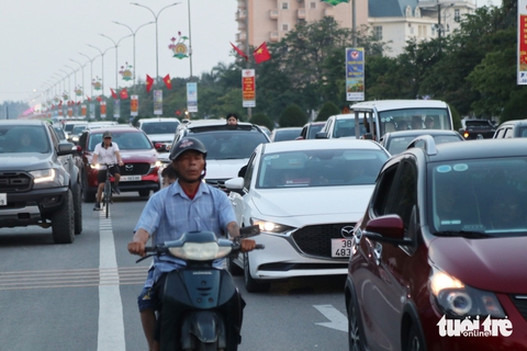 tắm biển - Ảnh 1.