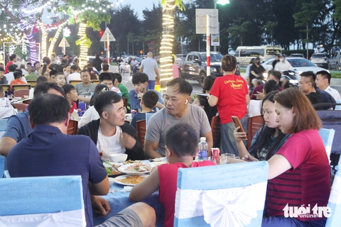 Đường vào Cửa Lò ùn tắc, dân đi bộ cả cây số để tắm biển - Ảnh 12.