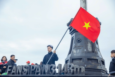 Lễ thượng cờ trên đỉnh Fansipan ngày 30-4 - Ảnh 1. fansipan - Ảnh 1.