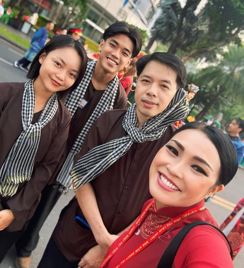 Đoàn phim 'Địa đạo' rưng rưng tự hào diễu hành, riêng 'Ba Hương' tiếp nối truyền thống của mẹ - Ảnh 3. Địa đạo - Ảnh 3.