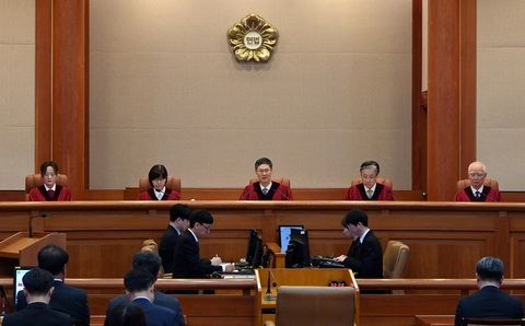 Tòa án Hàn Quốc ra phán quyết phế truất Tổng thống Yoon Suk Yeol - Ảnh 2. Tòa án Hàn Quốc ra phán quyết phế truất Tổng thống Yoon Suk Yeol - Ảnh 5.