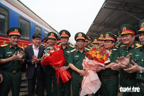 Đoàn tàu chở lực lượng vào TP.HCM diễu binh, diễu hành được chào đón nồng ấm tại Đà Nẵng - Ảnh 1.