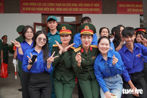 Đoàn tàu chở lực lượng vào TP.HCM diễu binh, diễu hành được chào đón nồng ấm tại Đà Nẵng - Ảnh 6.