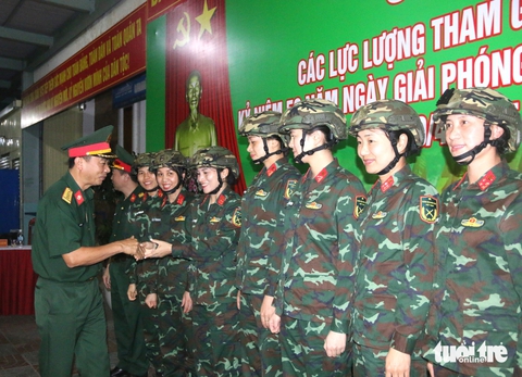 Xúc động hình ảnh nữ chiến sĩ tham gia diễu binh gặp lại chồng, con ở sân ga - Ảnh 2. diễu binh - Ảnh 2.