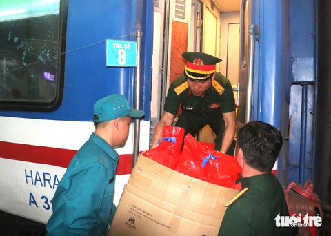 Xúc động hình ảnh nữ chiến sĩ tham gia diễu binh gặp lại chồng, con ở sân ga - Ảnh 4. Xúc động hình ảnh nữ chiến sĩ tham gia diễu binh gặp lại chồng, con ở sân ga - Ảnh 4.
