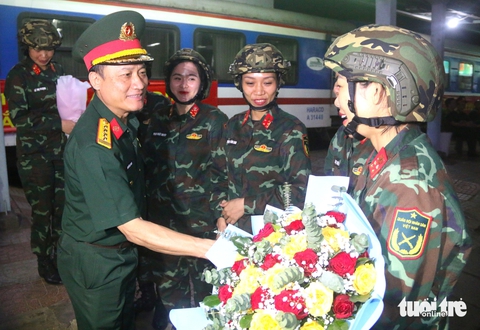 Xúc động hình ảnh nữ chiến sĩ tham gia diễu binh gặp lại chồng, con ở sân ga - Ảnh 5. diễu binh - Ảnh 5.