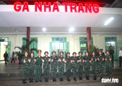 Xúc động hình ảnh nữ chiến sĩ tham gia diễu binh gặp lại chồng, con ở sân ga - Ảnh 6. diễu binh - Ảnh 6.