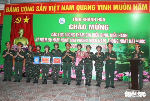 Xúc động hình ảnh nữ chiến sĩ tham gia diễu binh gặp lại chồng, con ở sân ga - Ảnh 7. diễu binh - Ảnh 7.