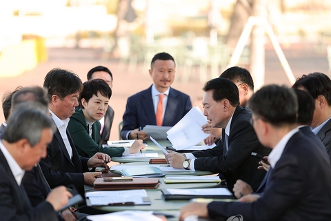Ông Yoon bị phế truất, hàng loạt trợ lý cấp cao từ chức - Ảnh 1. ông Yoon - Ảnh 1.