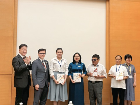 Hội Hữu nghị Việt - Nhật tại TP.HCM tặng sách cho 11 trường ở Việt Nam - Ảnh 2.
