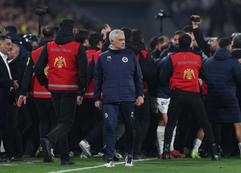 Tin tức thể thao 6-4: Mourinho bị cấm 3 trận vì 'bóp mũi' HLV đối thủ - Ảnh 1.