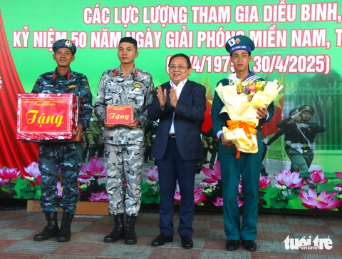 Khánh Hòa đón đoàn tàu chở lực lượng diễu binh dịp 30-4 - Ảnh 5. diễu binh - Ảnh 4.