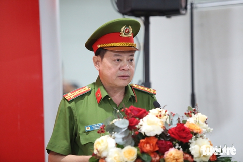 Lần đầu tiên TP.HCM làm căn cước tại ga ngầm Bến Thành, người dân đi metro thích thú - Ảnh 1.