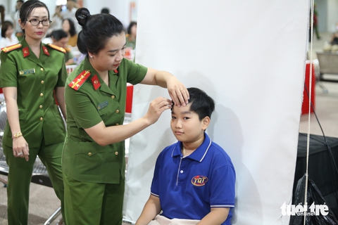 Lần đầu tiên TP.HCM làm căn cước tại ga ngầm Bến Thành, người dân đi metro thích thú - Ảnh 5.