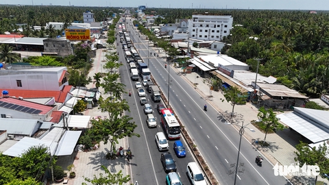 Cầu Rạch Miễu kẹt xe kéo dài, trạm thu phí xả trạm 5 lần - Ảnh 1.