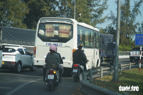 Cầu Rạch Miễu kẹt xe kéo dài, trạm thu phí xả trạm 5 lần - Ảnh 3.
