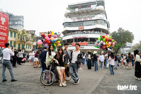 Trend check-in ‘Hàm cá mập’ chưa hết hot, cho thuê xe hoa 20.000 đồng/người - Ảnh 1. Trend check-in Hàm cá mập chưa hết hot, ngưng mưa lại thi nhau chụp hình - Ảnh 1.