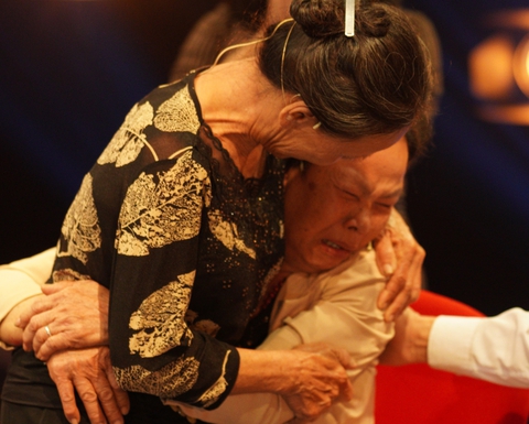 Như chưa hề có cuộc chia ly: Người đàn bà nghiện thuốc lá mong ước tìm về cội nguồn - Ảnh 2. Như chưa hề có cuộc chia ly - Ảnh 2.
