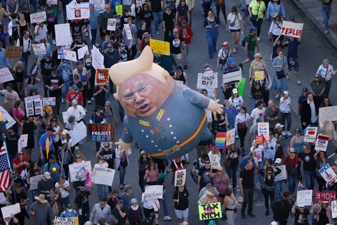 Hàng chục ngàn người biểu tình ở Mỹ - Ảnh 1. ông Trump - Ảnh 1.