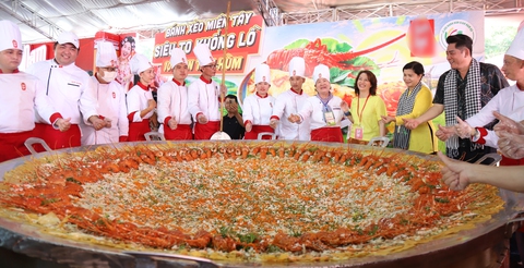 Phát bánh xèo ‘siêu to khổng lồ’ nhân tôm hùm đãi du khách - Ảnh 1.