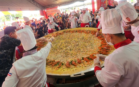Phát bánh xèo ‘siêu to khổng lồ’ nhân tôm hùm đãi du khách - Ảnh 3.