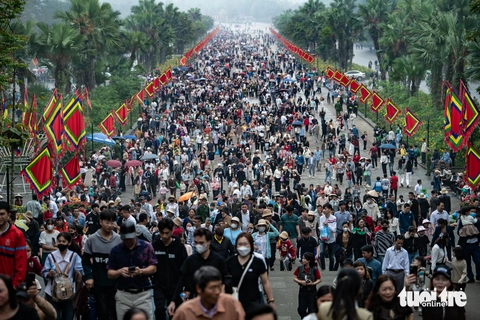 Biển người hành hương đổ về Đền Hùng, Phú Thọ - Ảnh 3.