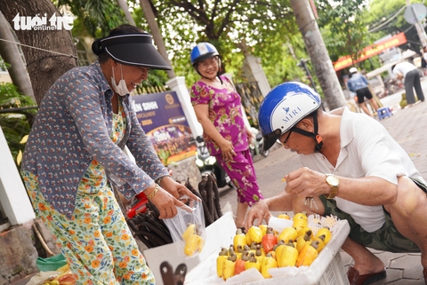 Những loại trái cây của ký ức tuổi thơ trên đường phố TP.HCM - Ảnh 5.