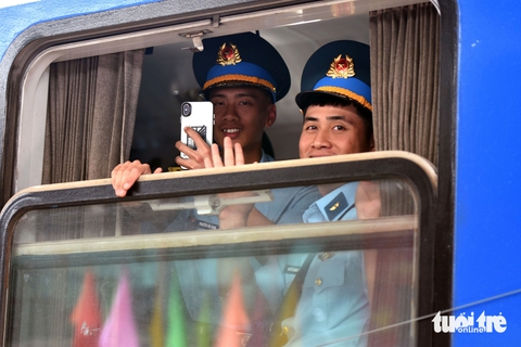 Tiếng hò reo, tiếng nhạc 'Đất nước trọn niềm vui' khi đoàn tàu đặc biệt đến ga Biên Hòa - Ảnh 5.