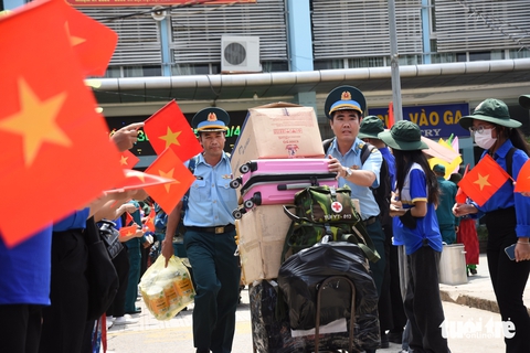 Tiếng hò reo, tiếng nhạc 'Đất nước trọn niềm vui' khi đoàn tàu đặc biệt đến ga Biên Hòa - Ảnh 9.