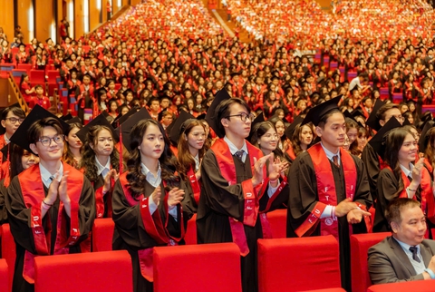 Hiệu trưởng Trường ĐH Ngoại thương nhắc sinh viên đừng quên đặc quyền của tuổi trẻ 'thử và sai' - Ảnh 1.