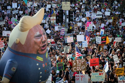 Người Mỹ xuống đường phản đối ông Trump - Ảnh 1. ông Trump - Ảnh 1.