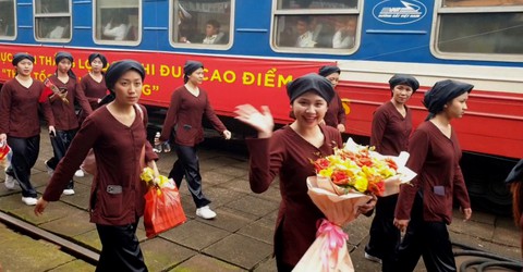 Vẻ đẹp gây xao xuyến của nữ dân quân trên đoàn tàu chở lực lượng diễu binh mừng 30-4 - Ảnh 3.