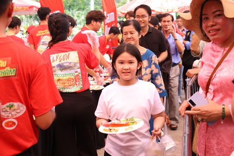 Phát bánh xèo ‘siêu to khổng lồ’ nhân tôm hùm đãi du khách - Ảnh 4.